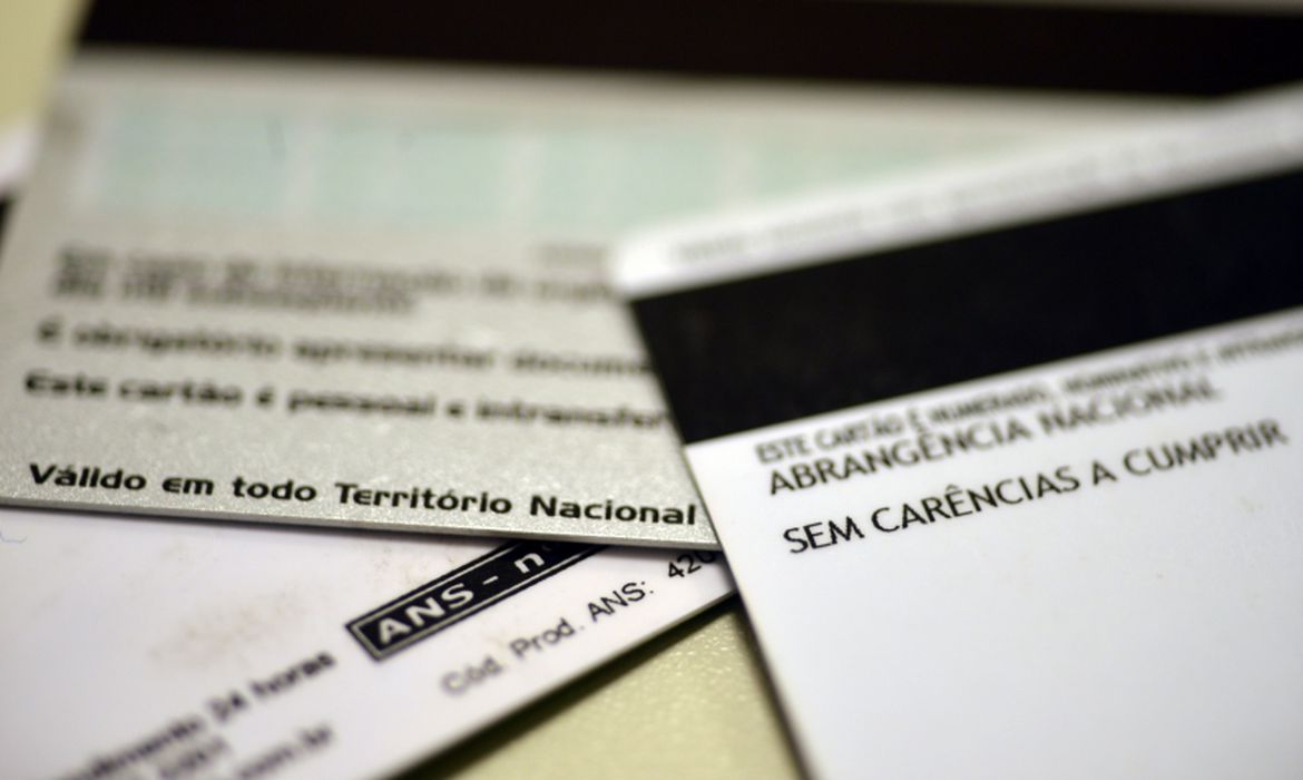 Cai número de beneficiários de planos de assistência médica em julho